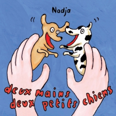 Deux mains, deux petits chiens