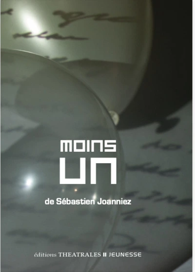 Moins un