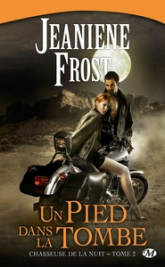 Chasseuse de la nuit, tome 2 : Un pied dans la tombe