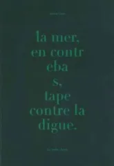 La mer, en contrebas, tape contre la digue