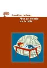 Alice est montée sur la table