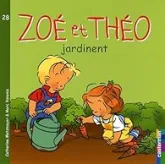 Zoé et Théo jardinent