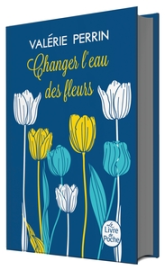 Changer l'eau des fleurs